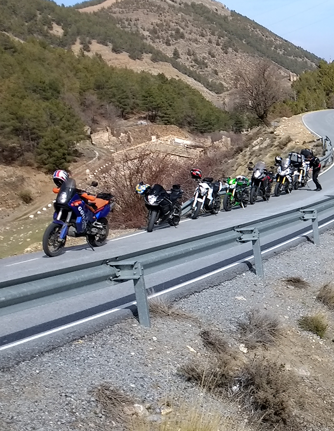 Motorräder in der Sierra Nevada unterwegs